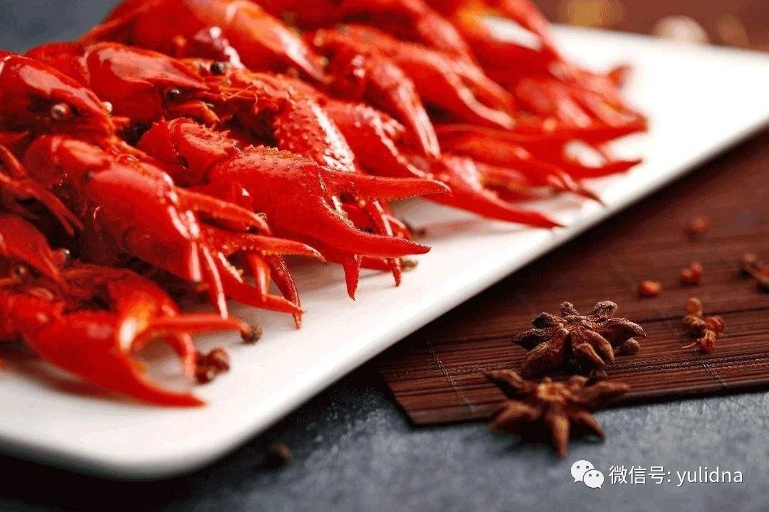 日常生活中經常會遇到有些人在季節更替時常出現這樣那樣的身體不適,究其原因均與花粉、昆蟲、特殊氣體、過敏食物等有關。所以正確判斷自己的體質並做好相應的預防、調理及防護工作,可以有效避免和減緩身體的不適症狀。那麼,如何判斷自己是否屬於過敏體質呢?下麵就簡單給大家介紹一下。DNA基因檢測中心微信:yulidna 季節過 過敏體質者易患蕁麻疹:蕁麻疹是身體由於皮膚黏膜小血管反應性擴張及滲透性新增而產生的一種局限性水腫反應,主要表現為皮膚或粘膜突然發生瘙癢性水腫性風團,色紅或蒼白,發作急,消退快,消後不留痕跡,俗稱